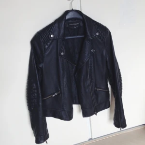  - Skinnjacka , Kappahl 
Storlek 36/38
Mycket bra skick! 
Säljer den för 200kr 