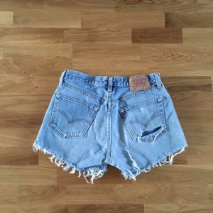 - Snygga vintage shorts från Levis, 501or i ljus tvätt! Sjukt snygga och i mkt fint skick, ena bakfickan är snyggt uppriven!👏🏼👏🏼 märkta storlek W32 men är mer som W28 W29 ❤️❤️
Eventuell frakt betalas av köparen😙😙