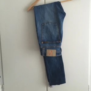  - Ett par Nudie jeans, knappt använda. Så inte alls urtväddade eller annat slitage. Dom är storlek 30 bredd och 34 längd. Dom är avklippta och lite fransade nertill. 