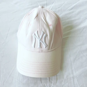  - Knappt använd ljusrosa populär keps från New York Yankees. 