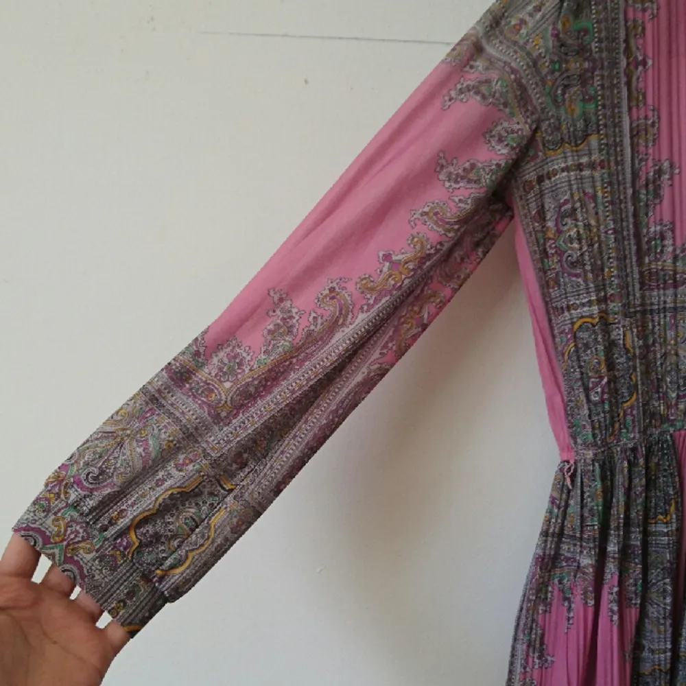 Äkta vintageklänning från 70 med bohemiskt mönster. En rosa dröm helt enkelt! en liten, knappt synlig fläck finns på framsidan. . Klänningar.