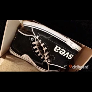  - Säljes nästintill oanvända äkta sveaskor!
