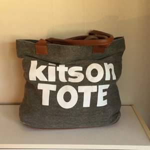 Handväska med tryck. Kitson TOTE