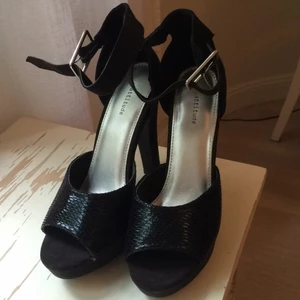  - Helt oanvänd klackar strl 37 från attitude! Bekväma med snygg hög klack 👌🏻