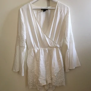  - Superfin byxdress från h&m, ännu snyggare på! Köpt här på plick och endast använd en gång, men kommer inte komma till användning igen så säljer den vidare! Har små sminkmärken men de syns inte när man bär den.
Frakt tillkommer, tar gärna emot betalning via swish.