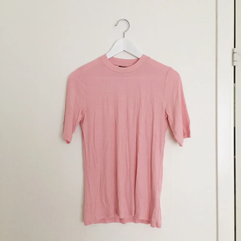 Rosa turtleneck t-shirt i t-shirt material. . T-shirts.