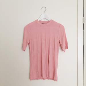 Rosa turtleneck t-shirt i t-shirt material. 