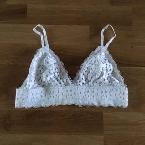  - Superfin bh från Monki! Vit med spets, superskön! Använd endast en gång, tvättad!😀✨❤️

Eventuell frakt betalas av köparen😙😙✌🏼️