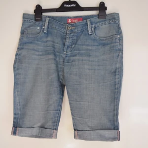  - Gråblå knälånga jeans. Sköna och fina.