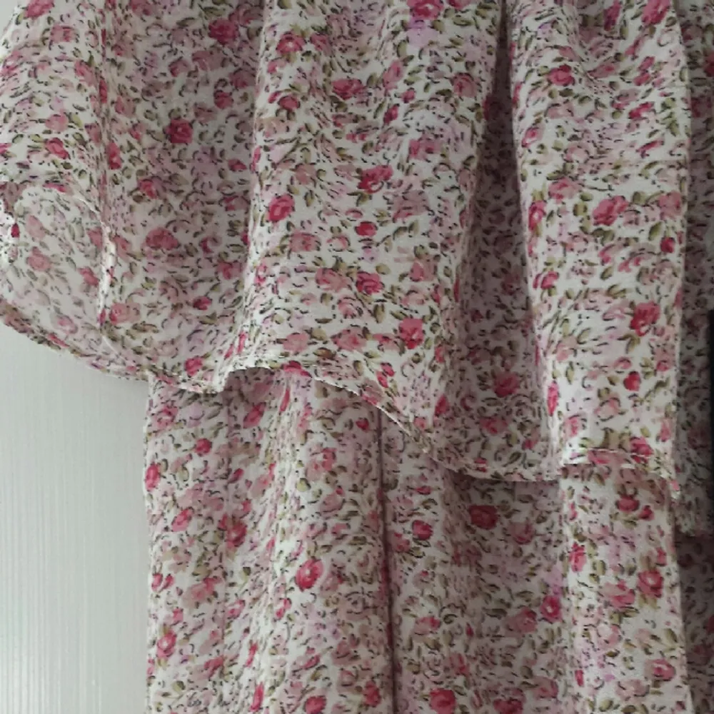 Söt blommig top/blus. Ärmlöst linne. Säljer för att den är för stor för mig, men annars ett väldigt fint sommarplagg!
Den är aldrig använd, från BikBok, orginalpriset var 179kr.. Puserot.