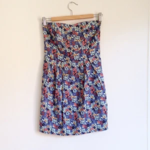  - Superfin blå småblommig klänning med avtagbara axelband, i fint tjockt tyg med pressveck framtill och sidenfoder på insidan. Resår baktill. Uppsydd för kortare passform!

•
~🌸🌺🌸~
Priser alltid diskuterbara!
Möte i Sthlm/Köpare står för frakt
Swish/Bank/Paypal/Cash is Queen 👑
~🌸🌺🌸~
•