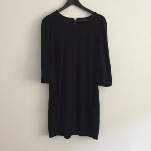  - Svart enkel klänning från indiska med trekvartsärm använd endast någon gång. 
