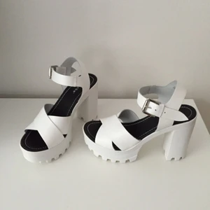  - Vita klackskor av märket Depeche. Helt oanvända. Saknar dock kartong.
Nypris: 600kr