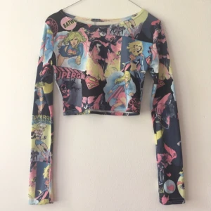  - 👑💪🏼Who run the world?💪🏼👑
Långärmad crop top med ballt tryck á la serietidning, skönt material & fina färger. Använd ca 2 ggr.

Frakt tillkommer eller så kan jag mötas upp i Sthlm.
Skriv vid frågor/intresse!