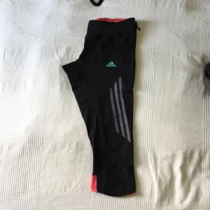  - Träningstights i trekvartslängdfrån adidas supernova. Har en liten ficka med dragkedja på rumpan. Storlek M men skulle även kunna passa någon som vanligtvis bär L. 