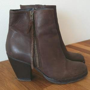 Äkta läder boots i klassisk modell. Snygg brun färg. Klacken är 6-7 cm. Inköpta för ett par år sedan med blev aldrig använda eftersom de är för smala över foten för mig.