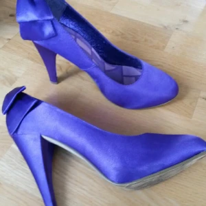  - Riktigt höga klackar i läcker lila färg. inköpta på Bianco. Använda en gång. Originalkartong finnes. 