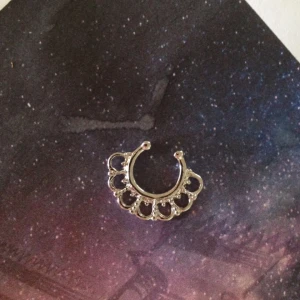  - Fejk näsring septum piercing silver