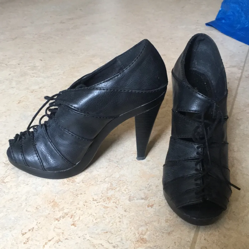 Högklackade skor ungefär 7cm som jag aldrig aldrig använt. Jag ÄLSKAR dem men de är för små :( strl 36, kan mötas upp eller posta!. Skor.