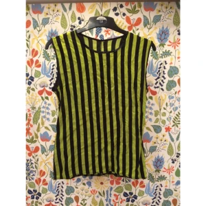  - Punkigt linne!! Finns ingen märkning men gissar S-M 