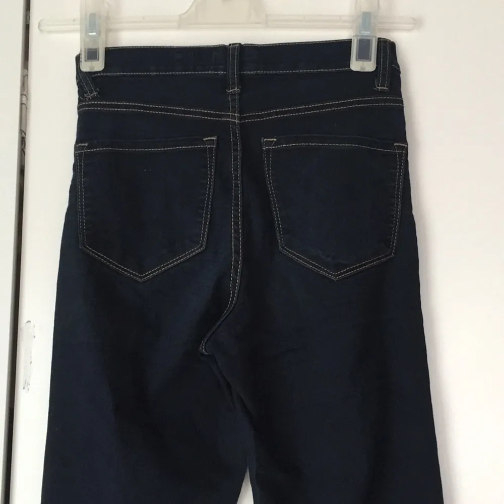Mörkblåa stretchiga höga jeans från Cubus. Supersköna och sitter fint. Märkta storlek 34 men passar även 36.. Jeans & Byxor.