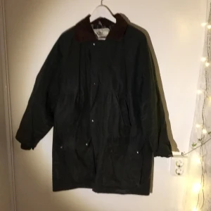  - En äkta vintage barbourstil jacka i mörkgrön. Inköpt förra hösten för 600 kr. Tålig jacka som aldrig går ur stil! Perfekt till hösten 🍂
Kan skickas mot betalning ✌🏼️