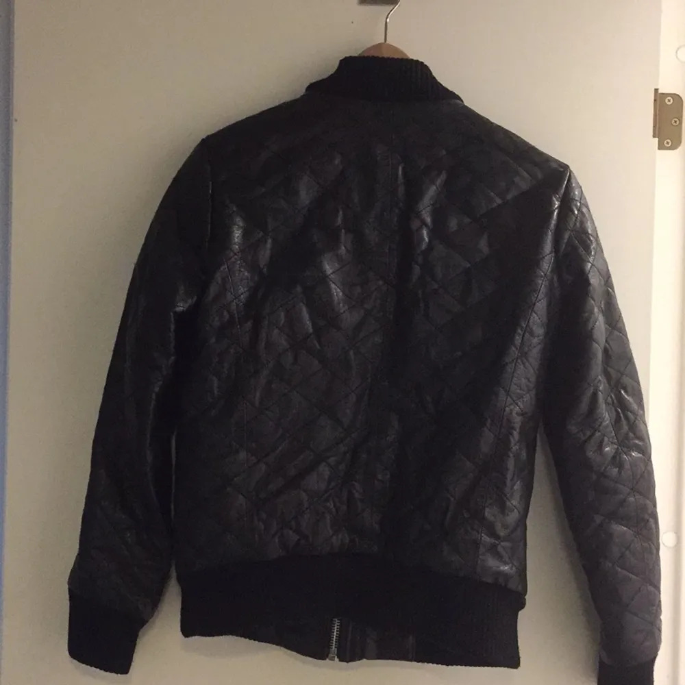 Lite skrynklig då den legat på vinden. Äkta läder diamantmönstrad jacka i bomber-modell. Inköpt på herravdelning men skulle säga att den är unisex. Lite fodrad så håller värmen. Perfekt till höst/vår!. Jackor.