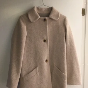  - Jättefin kappa från A.P.C i 100% alpaca. Off-white. Mjuk, skön och varm