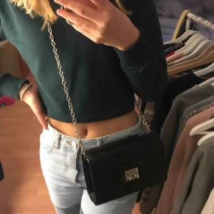  - Crossbody väska från even&odd. Säljs för den aldrig har kommit till användning. Nypris ca 200 kr, säljer för 70 + ev frakt.