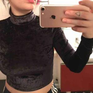  - Snygg kort polo tröja i spräckt sammet, säljs pga trivs ej i så korta tröjor! 