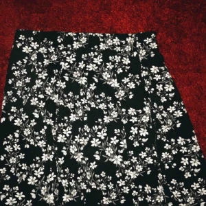  - Söt kjol köpt ifrån cubus, använd bara en gång😊 Köparen står för frakten.