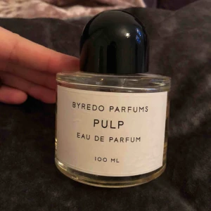  - Byredo parfym Pulp 100ml. Uppskattar att det är 75-80% kvar av flaskan. 