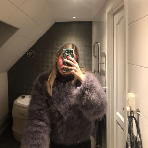  - ”Dark grey Dream jacket” ifrån DM Dennis maglic Storlek XS/S Original pris 1399kr  Säljs för 500kr Använd ca 4 ggr alltså i väldigt fint skick Kan användas när du ska ut på middag, fest mm 