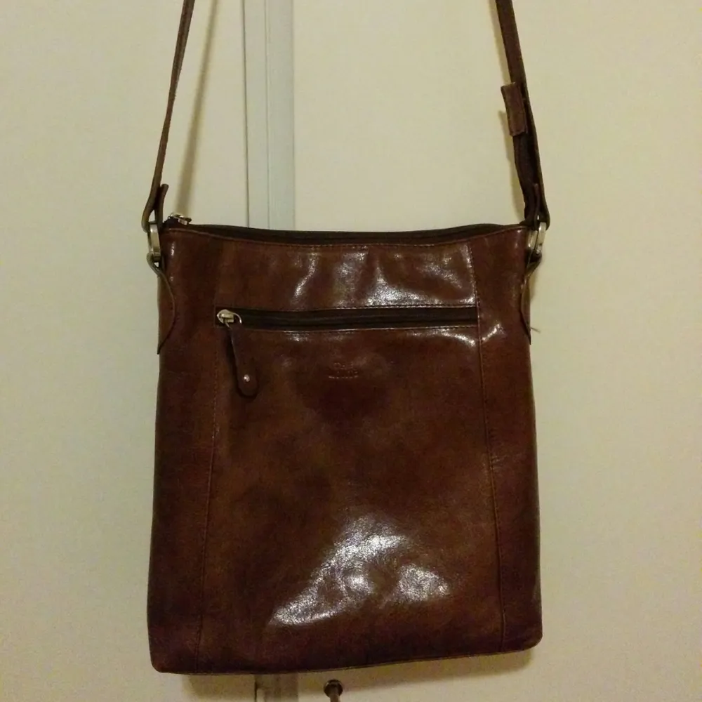Handbag made of leather. Size 30 cm * 26 cm.. Väskor.