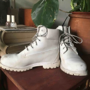  - Vita timberlands, använda väldigt få gånger på 3 år. Ser lite slitna ut pga vita men rent slitmässigt är de princip som nya. Snöret är slitet pga taskigt material från början. Nypriset var 1900kr. Köparen betalar frakt 