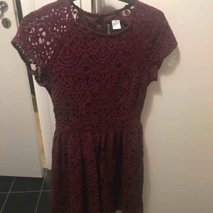  - Super fin vinröd klänning med spetsigt tyg.  Klänningen är bara använd 1-2 gånger och är i mycket bra skick! Har swish! Kan frakta om köparen står för kostnaden. 