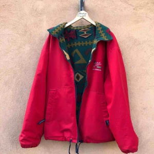  - Fet vintage Peak Performance jacka från 1993. Skön fleece på insidan. Snyggare IRL 🔥. Perfekt Höstjacka 🍁. Kan hämtas i Uppsala eller skickas mot fraktkostnad. 