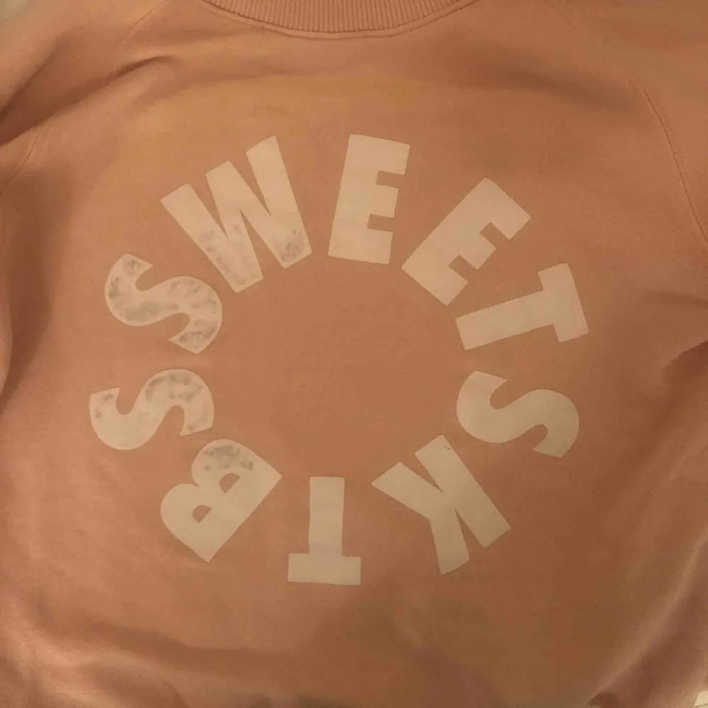 En tröja från sweet sktbs i storlek s luddet från texten har försvunnit i tvätten tyvärr (köparen står för frakten). Tröjor & Koftor.