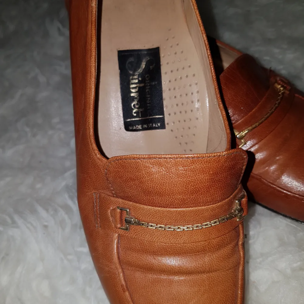 Vackra vintage loafers i italienskt läder söker nytt hem. Dessa skor används på tok för lite av mig då de är lite försmå. . Skor.