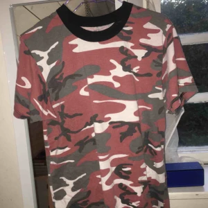  - Cool T-shirt köpt på plick men inte kommit till användning! Bra skick, fri frakt