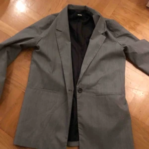  - Kavaj/jacka använd 1 gång! Passar flera storlekar, beror på om man vill ha den over size eller mer figursydd 