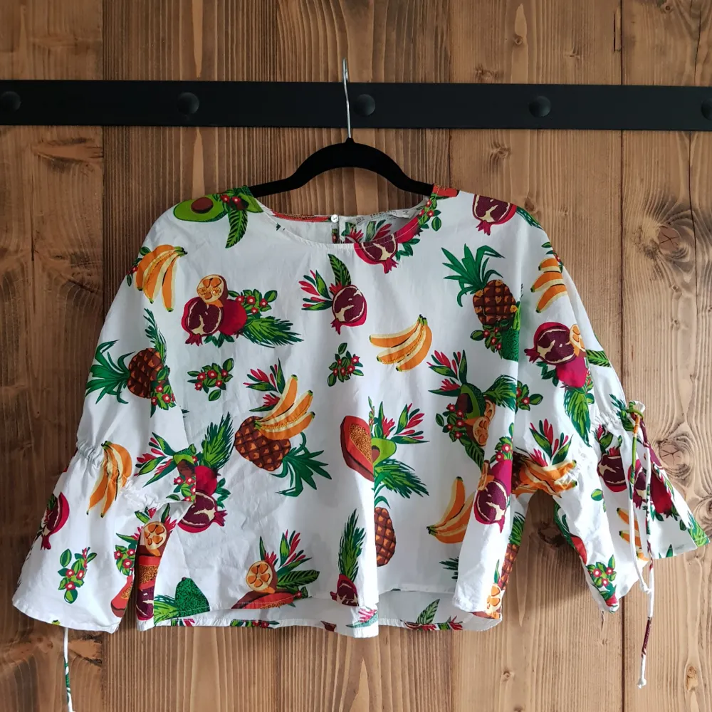 Printed crop top with flared sleeves . Toppar.