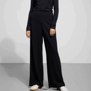  - Julia Trousers från Weekday med kedja i sidan.  Kommer tyvärr inte till användning 