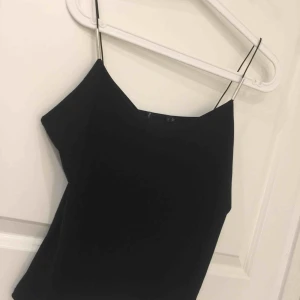  - V-ringad Svart Snyggt linne!! Sexig o sött , köpt från zara 