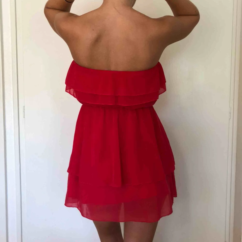 Röd klänning från H&M utan axelband. Jag är 168 cm och såhär ser den ut på mig. Möter upp eller så står köparen för frakten. Klänningar.