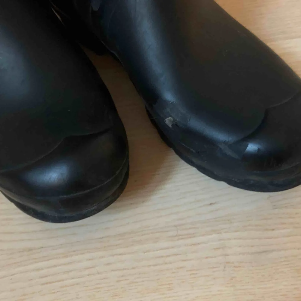 Svarta, höga, matta hunters i storlek 37 Fint skick utom fram nära tån på vänster sko finns ett litet hål (se sista bilden) detta går att lag hos skomakare. Frakten kostar 100kr. Skor.