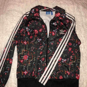  - Knappt använd, blommig men cool adidas tröja. I väldigt bra skick Ny pris, 650kr Storlek M