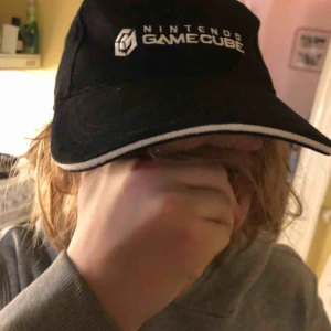  - Fet keps från Nintendo med broderad text på fram och baksida. Vintage 