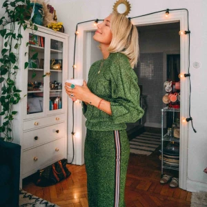  - Supersnyggt grönt glittrigt set från HM trend, perfekt inför jul och nyår! Byxa i storlek 34 och tröja i storlek 38. Kan även köpas separat. 