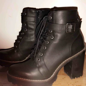  - Använda endast 1gång i perfekt skick storlek 39, ny pris 859kr mitt pris 300kr, frakt ingår i priset💌